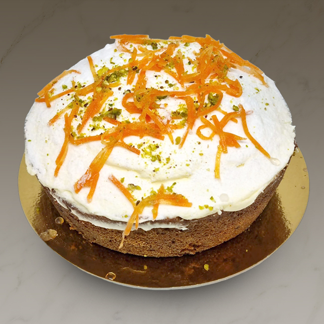 Carrotcake met walnoot en roomkaas topping La Madeleine French Bakery